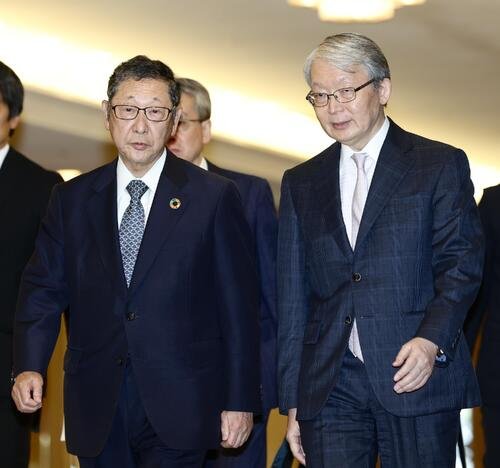 臨時社員総会･第2回オーナー会議に出席する西武後藤高志オーナー(左)と巨人山口寿一オーナー(撮影･河田真司)