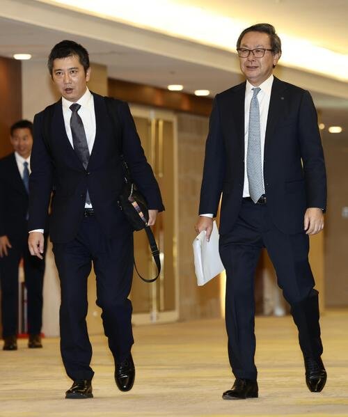 臨時社員総会･第2回オーナー会議に出席する広島松田一宏オーナー代行(左)と日本ハム井川伸久オーナー(撮影･河田真司)