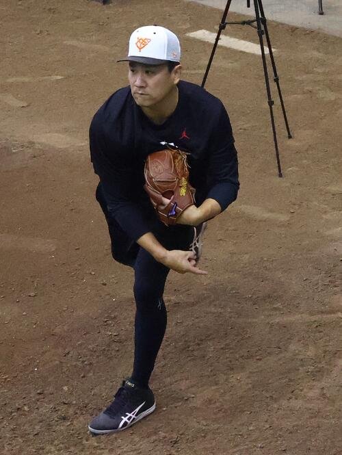 ブルペン投球を行う巨人田中将大(撮影･田島優大)