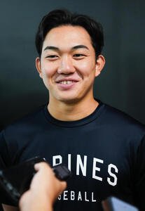 ロッテ対楽天　囲み取材を受けるロッテ石垣元気(撮影･鈴木みどり)