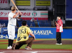 ロッテ対楽天　ファーストピッチで投球する和田アキ子。打者ロッテ山口航輝、捕手ジャンボたかお(撮影･鈴木みどり)