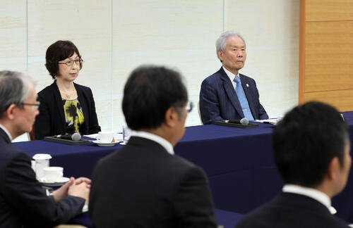オーナー会議に出席するNPB･榊原定征コミッショナー(右)とDeNA･南場智子オーナー(代表撮影)