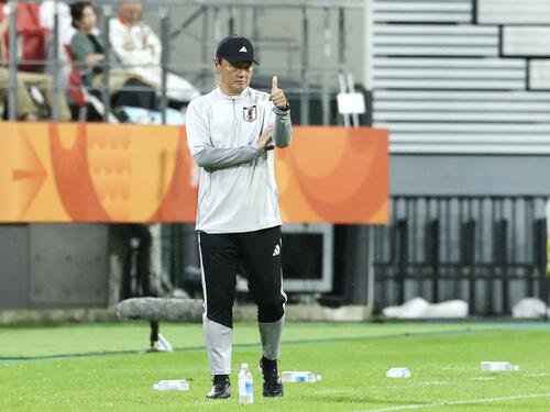 日本対香港　前半、サムズアップする大岩剛監督(撮影･宮地輝)