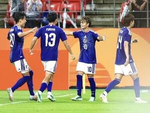 日本対香港　前半、先制ゴールを決めチームメートと喜ぶ石井久継(撮影･宮地輝)