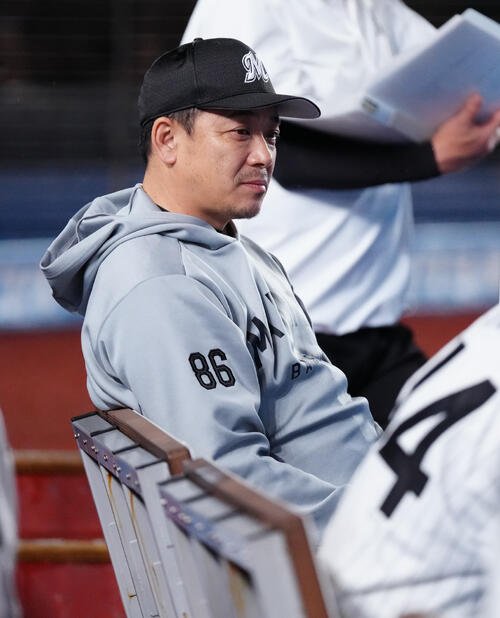 ロッテ対楽天　ベンチから試合を見るロッテのサブロー監督(撮影･鈴木みどり)
