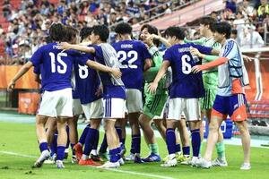日本対香港　後半、ゴールを決めチームメートと喜ぶ永野修都(右から3人目)(撮影･宮地輝)