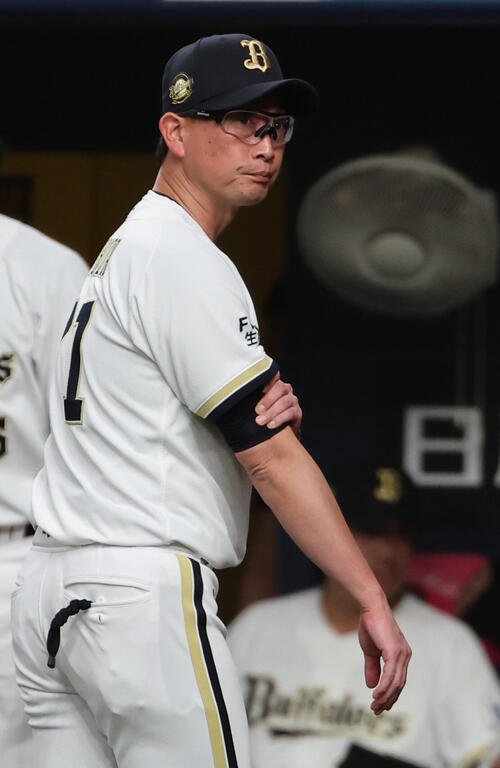オリックス対ソフトバンク　8回の攻撃を終え、選手交代を告げるオリックス岸田護監督(撮影･西尾就之)
