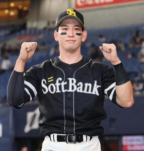 オリックス対ソフトバンク　決勝打のソフトバンク栗原陵矢はヒーローインタビュー後ガッツポーズ(撮影･西尾就之)