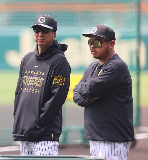 2025年5月練習を見守る阪神藤川球児監督(左)と小谷野栄一打撃チーフコーチ