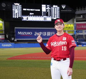 ロッテ対楽天　完封勝利し、スコアボードを指さす楽天荘司康誠(撮影･鈴木みどり)
