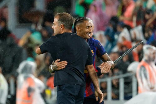 ハットトリックを達成したラフィーニャと抱き合うバルセロナのフリック監督(AP)