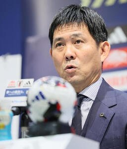 キリンカップサッカーの日本代表メンバーを発表する森保一監督(左)と山本昌邦技術委員長(撮影･水谷安孝)