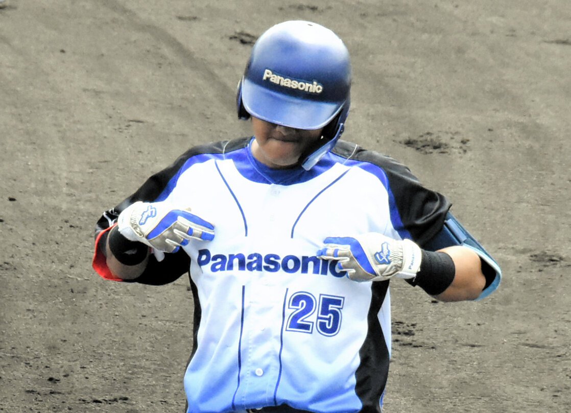 七回、右前打を放った8番永江。塁上で胸の｢Panasonic｣を強調するポーズを見せた