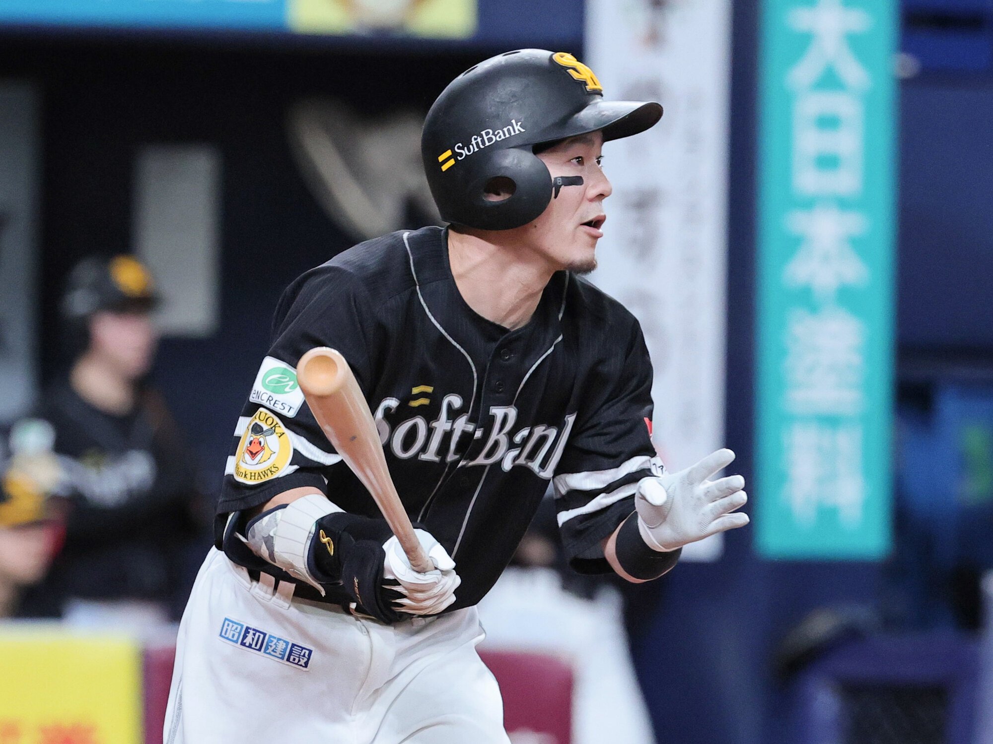 六回表ソフトバンク1死二、三塁、牧原は勝ち越しの適時三塁打を放つ=恒成利幸撮影