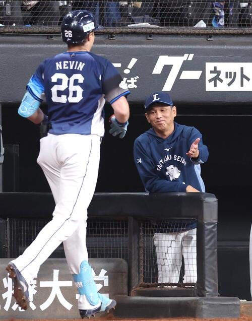 日本ハム対西武　4回表西武1死一塁、2点本塁打を放ったネビンを出迎える西口文也監督(撮影･黒川智章)