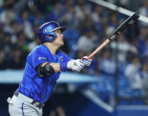 ヤクルト対DeNA 4回表DeNA無死、右越えソロ本塁打を放つ筒香嘉智(撮影･河田真司)