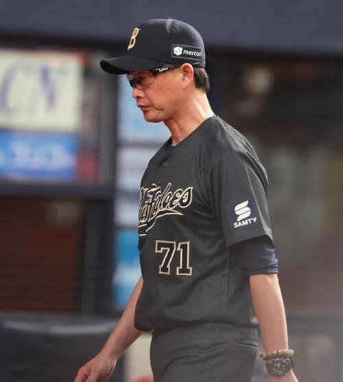 オリックス対ソフトバンク　8回の攻撃を終え選手交代を告げたオリックス岸田護監督はベンチに戻る(撮影･西尾就之)