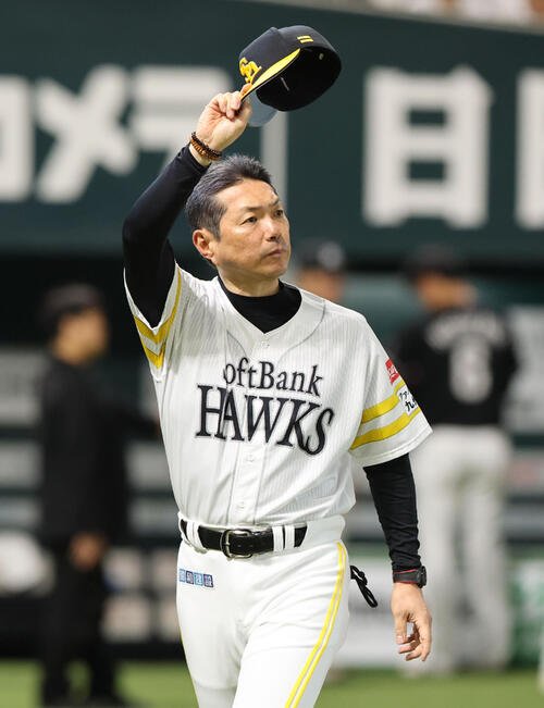 ファンにあいさつするソフトバンク小久保裕紀監督(2026年撮影)