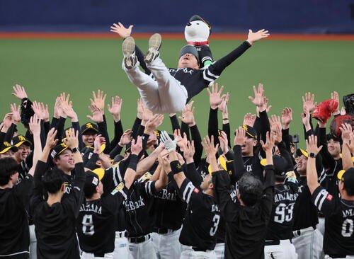 オリックス対ソフトバンク　優勝を決めて胴上げされる小久保裕紀監督(撮影･宮崎幸一)