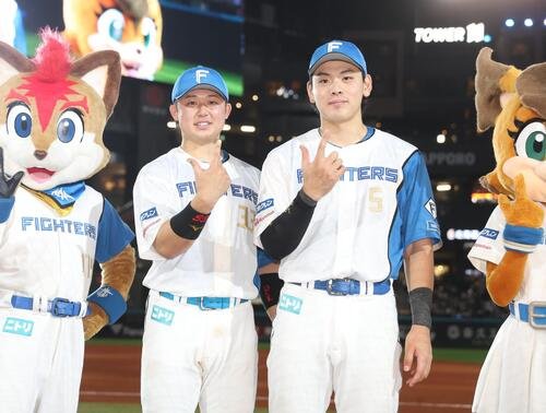 日本ハム対西武　笑顔でポーズをとる進藤勇也(左)と野村佑希(撮影･黒川智章)