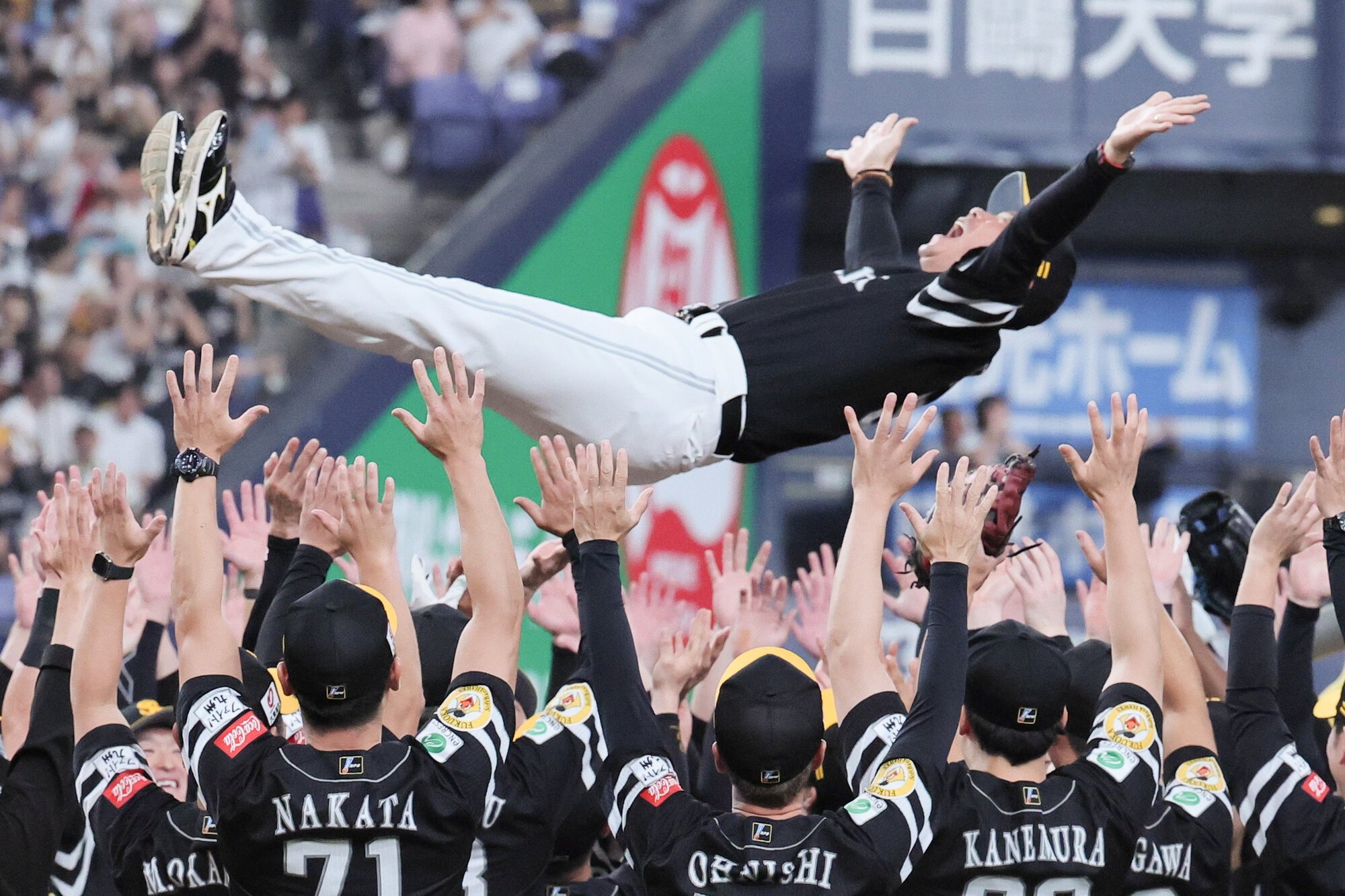 パ･リーグ優勝を決め、胴上げされるソフトバンクの小久保裕紀監督=恒成利幸撮影