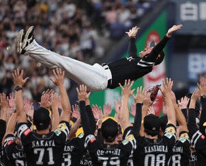 オリックス対ソフトバンク　パリーグ優勝を決め胴上げされるソフトバンク小久保裕紀監督(撮影･西尾就之)