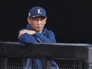 日本ハム対西武　試合を見つめる西口文也監督(撮影･黒川智章)