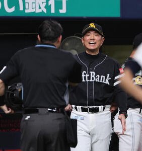 オリックス対ソフトバンク　7回の攻撃を終え、選手交代を告げるソフトバンク小久保裕紀監督(撮影･西尾就之)