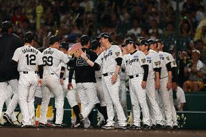 阪神対広島　広島に勝利しナインとタッチを交わす阪神藤川球児監督(中央)ら(撮影･前田充)