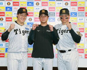 阪神対広島　広島に勝利し、お立ち台でポーズを決める(左から)大山悠輔、高橋遥人、森下翔太(撮影･上山淳一)