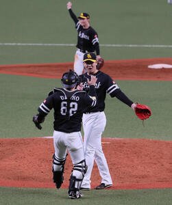 オリックス対ソフトバンク　優勝を決めて駆け寄る杉山一樹と海野隆司(手前)ら(撮影･宮崎幸一)