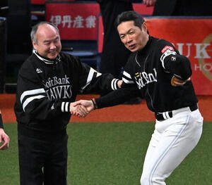 リーグ優勝を果たしソフトバンクオーナの孫正義氏(左)と握手をする小久保裕紀監督(撮影･石井愛子)