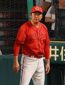 阪神対広島　選手交代を告げる新井貴浩監督(撮影･上田博志)