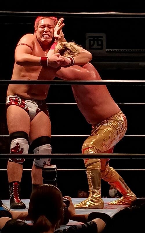 宮原健斗(右)にヘッドロックをかける本田竜輝