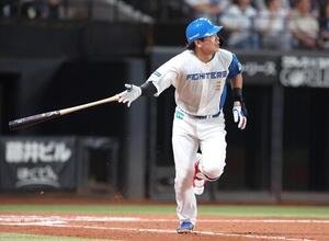 日本ハム対西武　6回裏日本ハム1死、本塁打を放つ野村佑希(撮影･黒川智章)