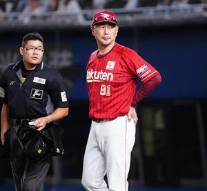 ロッテ対楽天　9回裏、先発古謝樹の降板を告げる楽天吉井理人監督(撮影･鈴木みどり)