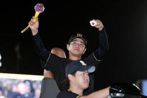 阪神対広島　広島に勝利し、スタンドのファンに手を振る阪神高橋遥人(撮影･前田充)