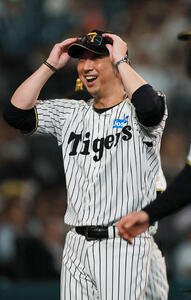 阪神対広島　広島に勝利し笑顔を見せる藤川球児監督(撮影･上山淳一)
