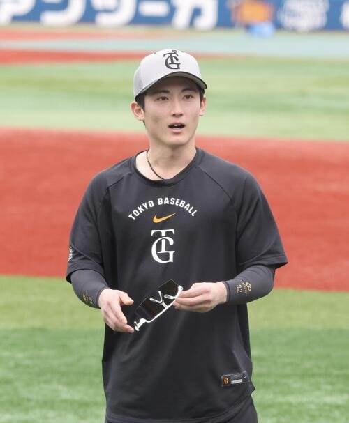 15日、試合前練習に姿を見せた巨人浦田俊輔
