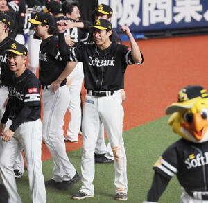 オリックス対ソフトバンク　優勝を決めて笑顔を見せるソフトバンク柳田悠岐(撮影･宮崎幸一)