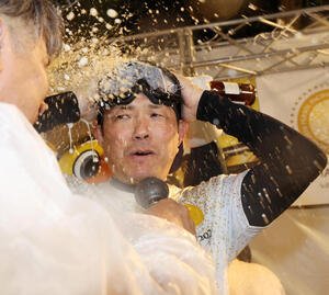 優勝祝勝会でビールをかけられるソフトバンク小久保裕紀監督(撮影･梅根麻紀)