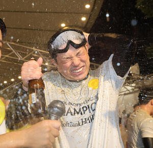 祝勝会で美酒を浴びるソフトバンク小久保裕紀監督(撮影･梅根麻紀)