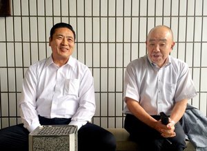 飲めない陸奥親方(左)と、なぜか飲めるようになった花籠親方。入門同期の親友だ=2017年5月18日、国技館、抜井規泰撮影