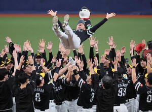 オリックス対ソフトバンク　優勝を決めて胴上げされる小久保裕紀監督(撮影･宮崎幸一)