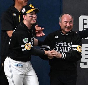 リーグ優勝を果たしソフトバンクオーナーの孫正義氏(右)と握手をする栗原陵矢(撮影･石井愛子)