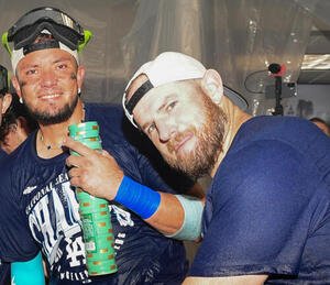 試合後にクラブハウスで写真撮影に応じるドジャースのミゲル･ロハス(右)とマックス･マンシー(AP)