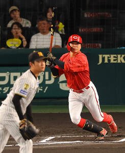 阪神対広島　6回表広島無死、大盛穂は本塁打を放つ(撮影･上田博志)