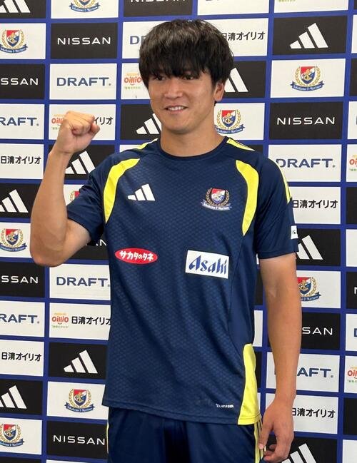 日本代表に初選出された横浜FW谷村海那は会見でガッツポーズを見せる