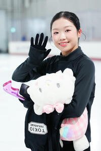 公開練習を終え、笑顔で手を振る中井亜美(撮影･江口和貴)