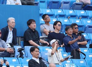 東洋大対青学大の試合を視察する左から吉井理人監督、石井一久GM、内田泰貴オーナー付き特別参与、愛敬尚史スカウト部長(撮影･増田悦実)